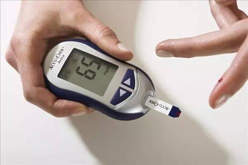 长期高血糖小心引发这6种并发症，坚持食用1常见食物可预防