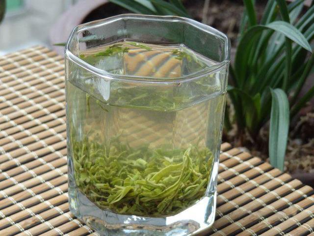 长期高血糖小心引发这6种并发症，坚持食用1常见食物可预防