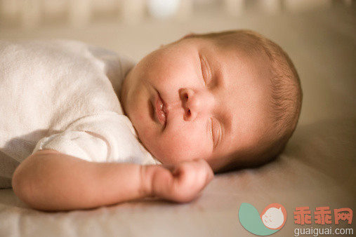 人,婴儿服装,床,2到5个月,室内_80293982_Close-up of a newborn baby sleeping on the bed_创意图片_Getty Images China
