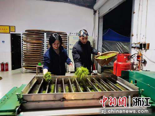 茶叶炒制现场。杨佳妤供图