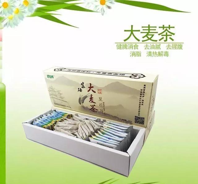 老人喝富硒茶