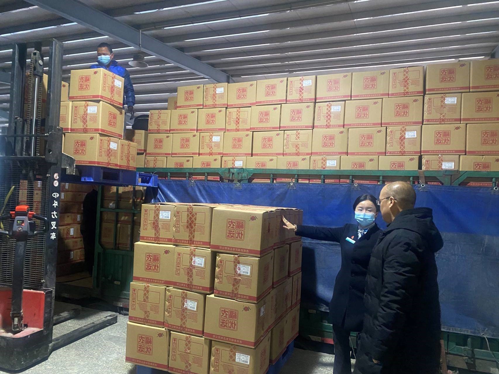 (图为连城县地瓜干龙头企业福农食品有限公司将一箱箱地瓜干装到货车，准备发往全国各地。)