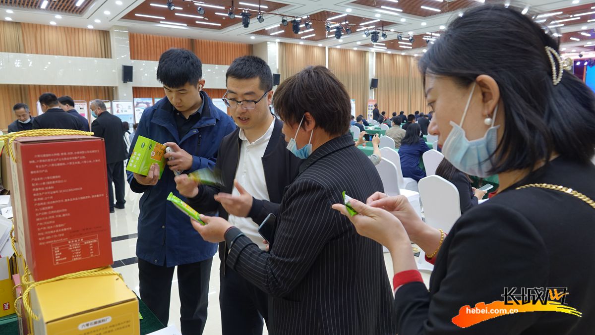 与会嘉宾在柏乡县一家石磨面粉厂展位前驻足，了解速冲玉米糊、代餐粉等新产品。长城网记者 吴新光 摄