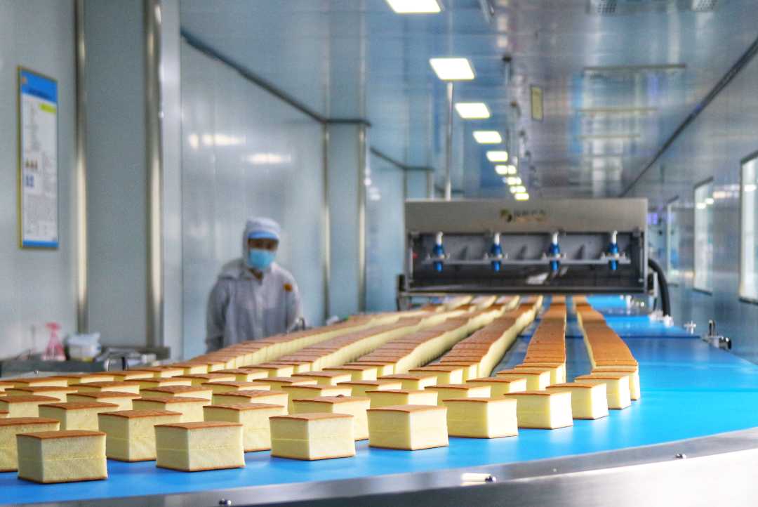 永城市麦客多食品面包生产车间面香四溢。孙海峰? 摄