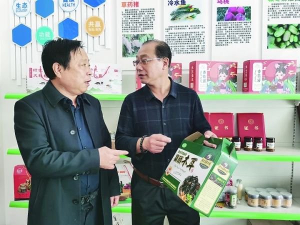协会书记吴家兴和协会秘书长闫福利探讨富硒产品。