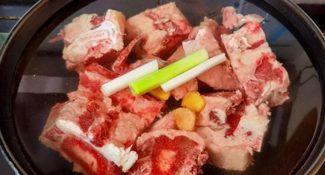 天冷了，不管有钱没钱，多喝牛骨汤，比羊肉鹅肉还滋补，别不懂吃