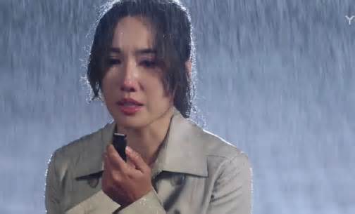 港剧《新闻女王》与内娱《我的前半生》：同样是下暴雨，事业脑和恋爱脑的确不一样