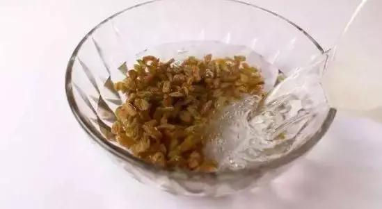 葡萄干这样吃，功效翻倍，含铁量是葡萄的15倍