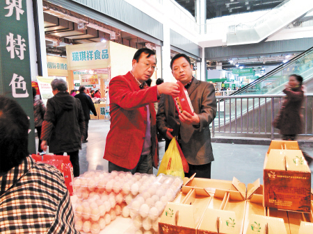 随着人们对健康的日益重视，长沙街头开始出现富硒农产品专卖店。图为近日举行的农博会现场，市民正在挑选富硒食品。杨俊 陈焕明 摄影报道