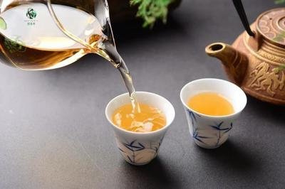 经期喝普洱茶的功效与作用，探究经期喝普洱茶的神奇功效与作用