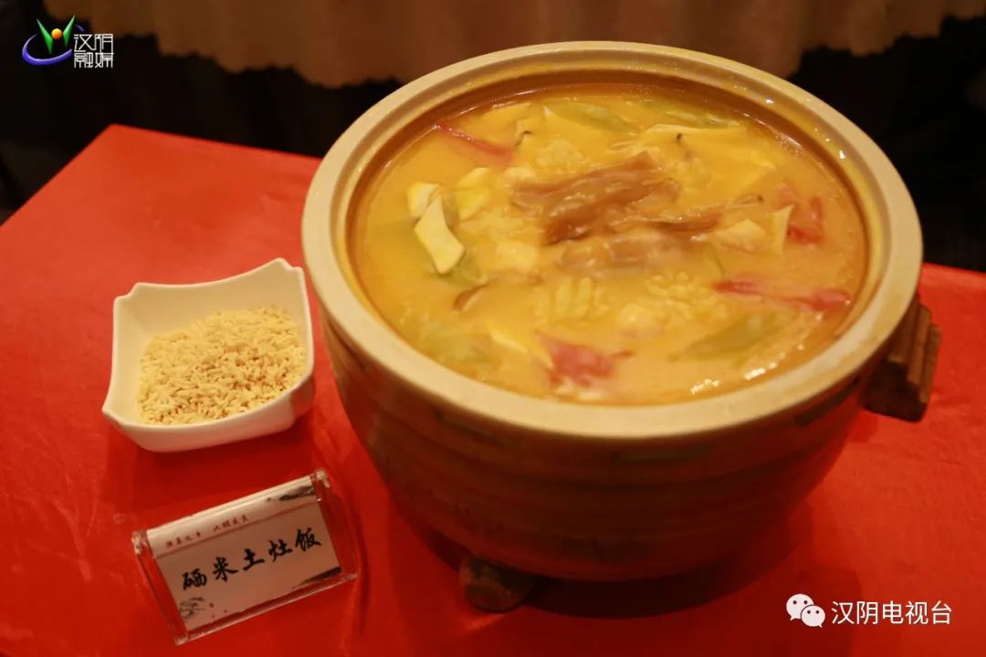 富硒大米蒸熟后粘