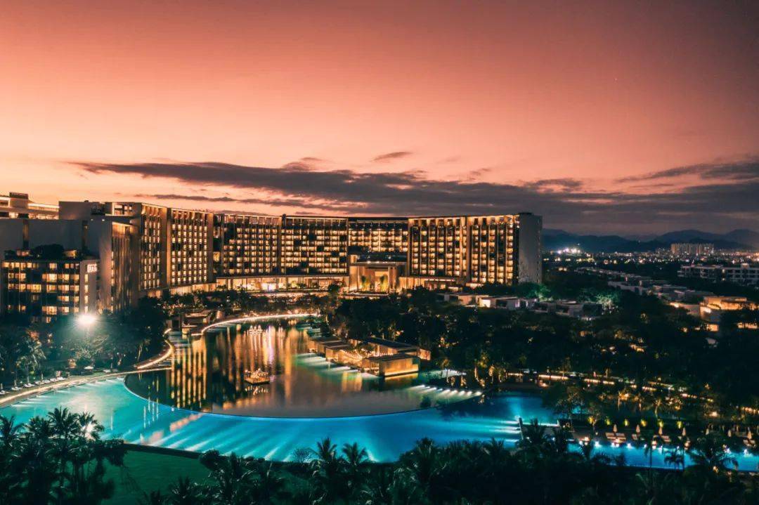 ?？诔温醺晃毓? /></p>
<p>气候：东方市属热带海洋性季风气候区，旱湿两季分明，降雨量偏小，日照充足，蒸发量大。</p>
<p>儋州</p>
<p>地理位置：位于海南西北部热带季风气候，常年平均气温为23.5℃。</p>
<p>优点：儋州的是当年大文豪苏东坡被贬流放的地方，是一座蕴涵深厚人文艺术的生活之城，这里深受苏东坡文化的影响，当地人爱好吟诗作对。</p>
<p>缺点：不足的地方也是当地人反映的治安问题，且当地目前交通尚不甚便利，发展相对落后，配套设施不完善，该地区相对来说暂时还不适合养老。</p>
<p>人文环境：虽然海南本地人对当地民风问题颇有微词，但是偶尔有带朋友去看房，发现儋州人们还是比较豪爽</p>
<p>气候：热带季风气候，常年平均气温为23.5℃。</p>
<p>临高</p>
<p>地理位置：临高位于海南的西部处于省会城市海口的生活圈内，毗邻琼州海峡，拥有绵延的海岸线，属于海南的平原地带，海拔都在几十米左右。</p>
<p>优点：临高是海南西线的一个滨海小城，这里百岁老人比例和长寿指数仅次于澄迈。其他优势是少受台风影响，湿度没有东部大，房价方面是属于价格洼地。</p>
<p>缺点：不足之处是海南本地人对临高的民风问题颇有微词。人与人相处，安老师信一个真诚，安老师本人认为临高人们还是很实在的。另外临高县城配套相对欠缺，但是最近这几年也在慢慢改善。</p>
<p>人文环境：临高客家人居多，民风相对要豪爽一些，经济发展相对比较落后，但是最近几年也慢慢对外开放，加上政府对西部开发的大力支持，目前经济已经有很大的转变</p>
<p>气候：东南海洋季风从琼海、文昌一带登陆，一路北上畅通无阻，气候相对比较湿润温和，年平均气温24℃。</p>
<p>但是对于长居养老单单有这些优质的地理位置资源是远远不够的，还要考虑老人的众多需求，提供完备的医疗保健、健身康体、文化娱乐、休闲购物等设施和服务，才让他们在异乡养老有安全感、归属感、稳定感、舒适感。现在老人的观念改变也在慢慢改变，他们更愿意出点钱使自己下半生过得丰富多彩有滋有味，活得健康活得精神，在此安度晚年。</p>
<p>对于这些问题政府最近这几年在海南的医疗建设方面已经投入了的财力物力进行建设是最明显的，也已经取得很大的成果。</p>
<p>截至目前，海南已经有超过10家三甲医院。同时引进多家著名医疗机构在海南设立分院。其中，恒大健康与哈佛医学院布莱根医院合作的恒大国际医院预计2017年开业，这是世界顶级哈佛医学院，也是首家国外合作医院。据了解，距今已有180年历史哈弗布莱根医院，是全球产生诺贝尔奖最多的医院之一。该院已成为人类疾病的基础、临床和转化研究 方面的国际领导者，连续多年被评为全美最佳医院，在癌症、心脏病、妇科等多个领域均处于世界领先水平。</p>
<p>除此之外，中山大学医学院眼科中心托管海南眼科医院、；天津肿瘤医院海南分院、华中科技大学同济医院、北京口腔医院等也陆续落地海南。正在洽谈托管与分院建设的还有四川华西医院、北京协和医院、北京宣武医院、中国中医研究院等。海南的医疗体系和水平正在壮大和完善，医疗服务也不甘落后。</p>
<p>据政府规划，海南医疗服务基本建立由省、市(县、区)、乡镇(社区)、村四级医疗卫生机构组成。并着重打造一小时三级医院服务圈，完善东西南北中五大区域医疗卫生中心;实现全省“一小时三级医院服务圈”全覆盖；除此之外，加强城乡医疗服务体系，即城市以区域医疗中心、专科医院为主，社区卫生服务机构为基础，门诊部、诊所等为补充;农村以市、县级综合医院为龙头，乡镇卫生院为骨干、村卫生室为基础，把医疗服务扩散到方方面面。</p>
<p>总体而言，不管是医疗配套还是城市建设目前来说东部的城市配套各方面还是优于西部，所以东部房价也明显高于西部的房价，整体环境上相差不大。你选择什么样的地区便是选择怎样的养老生活方式，每一个人追求不同的养老生活方式，每一个人的经济实力也不一样！大家根据自己的需求自由</p>
<p>置业在海南是叶哥打造的购房服务群，为对海南房子感兴趣的人士提供购房咨询、买房交流、带看服务，解答购房疑惑、分享海南房价相关信息等，无论任何购房问题，我们都会有在线即时解答。</p>
<p>因该群人数已经超过100，无法再通过扫码进群，有意向的朋友可先加叶哥为好友，叶哥再将您拉入群。加好友请备注：置业在海南，否则无法通过验证</p>										<div   id="zptmy5zary"   class="single-copyright">
						版权声明：本文为互联网用户自发贡献的内容，其中观点及相关内容仅代表作者本人。本网站仅提供信息存储空间服务，不拥有这些内容的所有权，并且不承担任何法律责任。如果发现本网站上有涉嫌侵权或违法违规的内容，请立即联系我们的客服QQ：6532516以便进行及时清除。					</div>
									</div>
                <div   id="zptmy5zary"   class="mb-default clearfix">
										<a class="float-left btn btn-outline-default mr-small" href="http://www.jkassets.cn/tag/%e6%b5%b7%e5%8f%a3%e6%be%84%e8%bf%88%e5%af%8c%e7%a1%92%e5%9c%b0%e7%93%9c/">?？诔温醺晃毓?/a>
									</div>          
				<div   id="zptmy5zary"   class="log-neighbor clearfix">
					<a href="http://www.jkassets.cn/40499.html" rel="prev"><span>上一篇：</span>桥头富硒地瓜批发（桥头地瓜含硒真的高吗）</a>					<a href="http://www.jkassets.cn/40501.html" rel="next"><span>下一篇：</span>富硒地瓜保存方法（储存地瓜的最佳方法）</a>				</div>
                <div   id="zptmy5zary"   class="log-readmore">
					<h5 class="page-header">继续阅读</h5>
					<ul>
											<li><span id="zptmy5zary"    class="page-dot"></span><a href="http://www.jkassets.cn/40511.html">?？诔温醺晃毓希êＤ铣温跚磐犯晃毓嫌壑担?/a></li>
										</ul>
				</div>
            </div>
        </div>
<div   id="zptmy5zary"   class="col-right d-none d-lg-block">
		<div   id="zptmy5zary"   class="sidebar-box">
		<h4 class="sidebar-title">随机文章</h4>
		<div   id="zptmy5zary"   class="sidebar-log">
			<ul>
								<li><a href="http://www.jkassets.cn/12107.html" target="_blank">乙肝能补硒吗（乙肝补硒）</a></li>
								<li><a href="http://www.jkassets.cn/31706.html" target="_blank">富硒蔬菜专用肥（富硒肥料）</a></li>
								<li><a href="http://www.jkassets.cn/43190.html" target="_blank">补钙蔬菜前十名（补钙的蔬菜有）</a></li>
								<li><a href="http://www.jkassets.cn/76675.html" target="_blank">在水一方陕西山阳富硒茶（紫阳富硒茶山水间）</a></li>
								<li><a href="http://www.jkassets.cn/78967.html" target="_blank">富硒村住一个月（富硒村民宿70元包吃包?。?/a></li>
								<li><a href="http://www.jkassets.cn/48861.html" target="_blank">丙肝患者需要补硒吗（丙肝可以补硒吗）</a></li>
								<li><a href="http://www.jkassets.cn/40690.html" target="_blank">富硒地瓜产在哪里（富硒地瓜是转基因的吗）</a></li>
								<li><a href="http://www.jkassets.cn/79703.html" target="_blank">陕西富硒产品（汉阴猕猴桃产业）</a></li>
								<li><a href="http://www.jkassets.cn/69327.html" target="_blank">买富硒大米怎么购买的（富硒大米好在哪）</a></li>
								<li><a href="http://www.jkassets.cn/18816.html" target="_blank">富硒地瓜含量（地瓜富硒标准）</a></li>
							</ul>
		</div>
	</div>
			<div   id="zptmy5zary"   class="sidebar-box js_asd_bottom">
		<div   id="zptmy5zary"   class="sidebar-custom">
			<a href="" rel="nofollow" target="_blank">
				<img src="http://www.jkassets.cn/wp-content/uploads/2023/12/1593602619028180.jpg"></a>
		</div>

	</div>
	</div>    </div>
</div>
 <div   id="zptmy5zary"   class="footer-wrap">
	<div   id="zptmy5zary"   class="container">
		<div   id="zptmy5zary"   class="row">
			<div   id="zptmy5zary"   class="col-12">
				
<a href="http://www.jkassets.cn/privacy-policy/">隐私政策</a>

								<a rel="nofollow"  target="_blank">陕ICP备2021015245号-4</a><a href="/sitemap.xml">网站地图</a>
								<span>© 硒宝网</span>
			</div>
		</div>
	</div>
</div>
<a class="page-backtop"><i class="fa fa-icon fa-angle-up"></i></a>
<script>
var swiper = new Swiper(