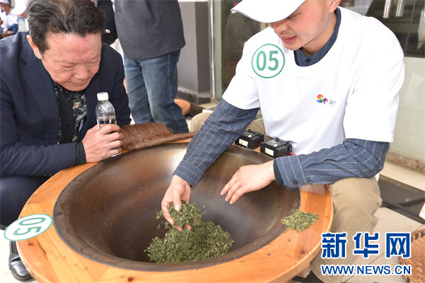 图为4月12日拍摄的“开阳富硒茶”手工制茶赛。新华网发（陈纪滔 摄）