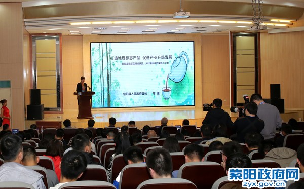 10月22日，在第二十六届杨凌农高会上分享紫阳经验.jpg