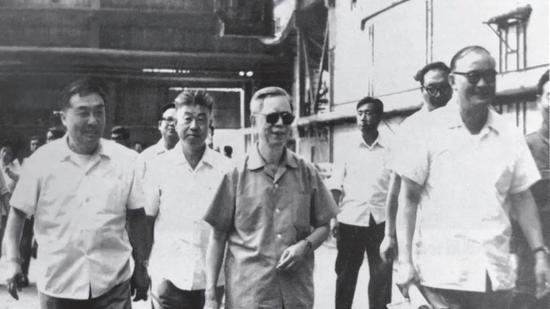 1983年8月，方毅（中）在包钢稀土三厂考察。
