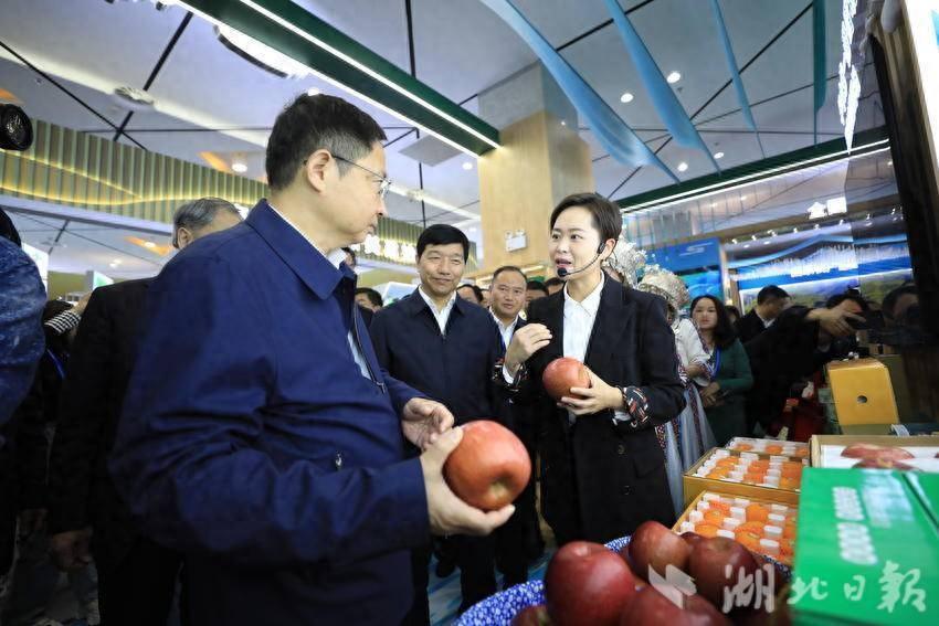 硒产品开发与?；ぞ? /></p>
<p>场馆内，来自巴东的30家企业、100余件富硒特色产品星罗其间。参展企业用优质的产品、昂扬的风貌和热情的服务向来自全国各地的“硒”客展示巴东特色产品和民族文化，进一步提升巴东“硒”引力，彰显巴东“硒”特色，扩大巴东影响力，更好助力巴东“两山”实践创新示范区先行县建设。</p>
<p>据了解，此次硒博会为期3天，会展期间将举行院士说硒论坛、硒产业高质量发展研讨会、第五届中国绿色农业与食物营养高峰论坛暨硒区圆桌会议、硒科技成果交易拍卖会、硒科学与功能食品国际学术会议等活动，还将同步开展云上硒博会、县市推介活动、产品展示展销。</p>
<p>当天，省政协副主席王兴於，州委书记胡超文，州委副书记、州长夏锡璠等省、州领导来到巴东馆特色展区进行巡馆。</p>
<p>据介绍，第八届硒博会由中国商业联合会、中国农产品市场协会、中国优质农产品开发服务协会、中国营养学会、中国保健协会、中国农业国际合作促进会等6家国家级协会和湖北省科学技术厅、湖北省经济和信息化厅、湖北省农业农村厅等3家省直单位以及恩施州人民政府联合主办。由恩施州硒资源?；び肟⒅行摹⒍魇┲菘蒲Ъ际蹙?、恩施州经济和信息化局、恩施州农业农村局、恩施州商务局、恩施州国有资本投资运营集团有限公司、国家富硒农产品加工技术研发专业中心共同承办。</p>
<p>湖北日报客户端，关注湖北及天下大事，不仅为用户推送权威的政策解读、新鲜的热点资讯、实用的便民信息，还推出了掌上读报、报料、学习、在线互动等系列特色功能。</p>										<div   id="zptmy5zary"   class="single-copyright">
						版权声明：本文为互联网用户自发贡献的内容，其中观点及相关内容仅代表作者本人。本网站仅提供信息存储空间服务，不拥有这些内容的所有权，并且不承担任何法律责任。如果发现本网站上有涉嫌侵权或违法违规的内容，请立即联系我们的客服QQ：6532516以便进行及时清除。					</div>
									</div>
                <div   id="zptmy5zary"   class="mb-default clearfix">
										<a class="float-left btn btn-outline-default mr-small" href="http://www.jkassets.cn/tag/%e7%a1%92%e4%ba%a7%e5%93%81%e5%bc%80%e5%8f%91%e4%b8%8e%e4%bf%9d%e6%8a%a4%e5%b1%80/">硒产品开发与?；ぞ?/a>
									</div>          
				<div   id="zptmy5zary"   class="log-neighbor clearfix">
					<a href="http://www.jkassets.cn/61224.html" rel="prev"><span>上一篇：</span>低钠血症怎么补钠（钠血低会出现什么症状）</a>					<a href="http://www.jkassets.cn/61227.html" rel="next"><span>下一篇：</span>恩施硒产品交易市?。ǘ魇┲菸试唇灰灼教ǎ?/a>				</div>
                <div   id="zptmy5zary"   class="log-readmore">
					<h5 class="page-header">继续阅读</h5>
					<ul>
											<li><span id="zptmy5zary"    class="page-dot"></span><a href="http://www.jkassets.cn/61191.html">硒产品开发与?；ぞ郑ㄎ试幢；び肟⒅行模?/a></li>
										</ul>
				</div>
            </div>
        </div>
<div   id="zptmy5zary"   class="col-right d-none d-lg-block">
		<div   id="zptmy5zary"   class="sidebar-box">
		<h4 class="sidebar-title">随机文章</h4>
		<div   id="zptmy5zary"   class="sidebar-log">
			<ul>
								<li><a href="http://www.jkassets.cn/52102.html" target="_blank">奶片补钙吗（补钙奶片可以长期吃吗）</a></li>
								<li><a href="http://www.jkassets.cn/10410.html" target="_blank">补硒过量会发炎吗女性（补硒过量会发炎吗女性）</a></li>
								<li><a href="http://www.jkassets.cn/9623.html" target="_blank">补硒补多长时间效果好（补硒效果好的有哪些药）</a></li>
								<li><a href="http://www.jkassets.cn/27840.html" target="_blank">富硒农产品抖音（抖农是什么意思）</a></li>
								<li><a href="http://www.jkassets.cn/22302.html" target="_blank">富硒藤茶的功效（富硒藤茶多少钱一斤）</a></li>
								<li><a href="http://www.jkassets.cn/74382.html" target="_blank">补硒能缓解痛经吗怎么吃（硒与月经）</a></li>
								<li><a href="http://www.jkassets.cn/66967.html" target="_blank">婴幼儿几个月开始补钙（婴幼儿补钙从什么时候开始）</a></li>
								<li><a href="http://www.jkassets.cn/29751.html" target="_blank">富硒茶泡多久喝（富硒茶喝多了会有什么坏处）</a></li>
								<li><a href="http://www.jkassets.cn/34923.html" target="_blank">男性备孕需要补硒（备孕男士需要补锌硒吗）</a></li>
								<li><a href="http://www.jkassets.cn/17342.html" target="_blank">榆林市富硒茶（陕西富硒茶）</a></li>
							</ul>
		</div>
	</div>
			<div   id="zptmy5zary"   class="sidebar-box js_asd_bottom">
		<div   id="zptmy5zary"   class="sidebar-custom">
			<a href="" rel="nofollow" target="_blank">
				<img src="http://www.jkassets.cn/wp-content/uploads/2023/12/1593602619028180.jpg"></a>
		</div>

	</div>
	</div>    </div>
</div>
 <div   id="zptmy5zary"   class="footer-wrap">
	<div   id="zptmy5zary"   class="container">
		<div   id="zptmy5zary"   class="row">
			<div   id="zptmy5zary"   class="col-12">
				
<a href="http://www.jkassets.cn/privacy-policy/">隐私政策</a>

								<a rel="nofollow"  target="_blank">陕ICP备2021015245号-4</a><a href="/sitemap.xml">网站地图</a>
								<span>© 硒宝网</span>
			</div>
		</div>
	</div>
</div>
<a class="page-backtop"><i class="fa fa-icon fa-angle-up"></i></a>
<script>
var swiper = new Swiper(