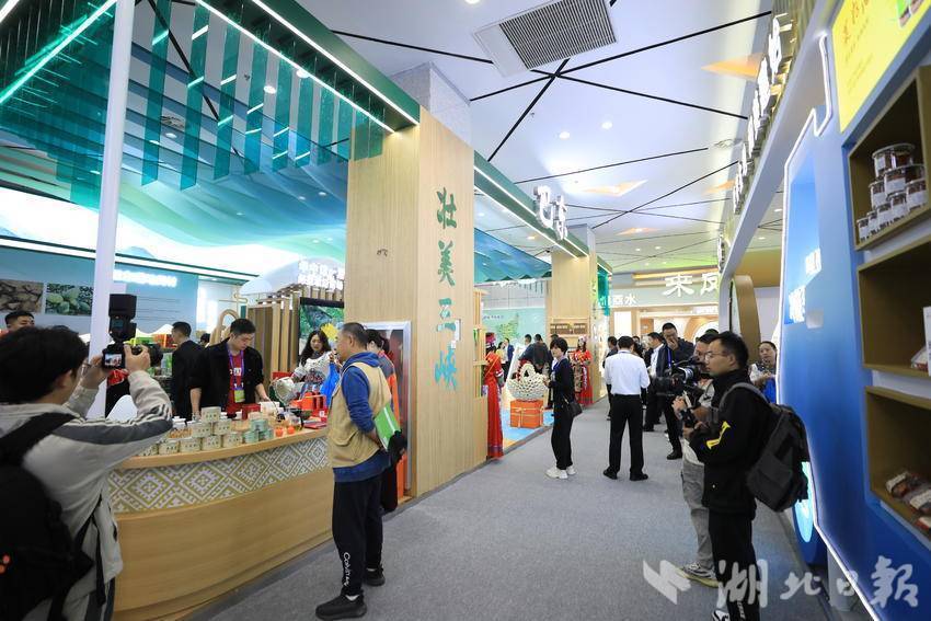 硒产品开发与?；ぞ? /></p>
<p>场馆内，来自巴东的30家企业、100余件富硒特色产品星罗其间。参展企业用优质的产品、昂扬的风貌和热情的服务向来自全国各地的“硒”客展示巴东特色产品和民族文化，进一步提升巴东“硒”引力，彰显巴东“硒”特色，扩大巴东影响力，更好助力巴东“两山”实践创新示范区先行县建设。</p>
<p>据了解，此次硒博会为期3天，会展期间将举行院士说硒论坛、硒产业高质量发展研讨会、第五届中国绿色农业与食物营养高峰论坛暨硒区圆桌会议、硒科技成果交易拍卖会、硒科学与功能食品国际学术会议等活动，还将同步开展云上硒博会、县市推介活动、产品展示展销。</p>
<p>当天，省政协副主席王兴於，州委书记胡超文，州委副书记、州长夏锡璠等省、州领导来到巴东馆特色展区进行巡馆。</p>
<p>据介绍，第八届硒博会由中国商业联合会、中国农产品市场协会、中国优质农产品开发服务协会、中国营养学会、中国保健协会、中国农业国际合作促进会等6家国家级协会和湖北省科学技术厅、湖北省经济和信息化厅、湖北省农业农村厅等3家省直单位以及恩施州人民政府联合主办。由恩施州硒资源?；び肟⒅行?、恩施州科学技术局、恩施州经济和信息化局、恩施州农业农村局、恩施州商务局、恩施州国有资本投资运营集团有限公司、国家富硒农产品加工技术研发专业中心共同承办。</p>
<p>湖北日报客户端，关注湖北及天下大事，不仅为用户推送权威的政策解读、新鲜的热点资讯、实用的便民信息，还推出了掌上读报、报料、学习、在线互动等系列特色功能。</p>										<div   id="zptmy5zary"   class="single-copyright">
						版权声明：本文为互联网用户自发贡献的内容，其中观点及相关内容仅代表作者本人。本网站仅提供信息存储空间服务，不拥有这些内容的所有权，并且不承担任何法律责任。如果发现本网站上有涉嫌侵权或违法违规的内容，请立即联系我们的客服QQ：6532516以便进行及时清除。					</div>
									</div>
                <div   id="zptmy5zary"   class="mb-default clearfix">
										<a class="float-left btn btn-outline-default mr-small" href="http://www.jkassets.cn/tag/%e7%a1%92%e4%ba%a7%e5%93%81%e5%bc%80%e5%8f%91%e4%b8%8e%e4%bf%9d%e6%8a%a4%e5%b1%80/">硒产品开发与?；ぞ?/a>
									</div>          
				<div   id="zptmy5zary"   class="log-neighbor clearfix">
					<a href="http://www.jkassets.cn/61224.html" rel="prev"><span>上一篇：</span>低钠血症怎么补钠（钠血低会出现什么症状）</a>					<a href="http://www.jkassets.cn/61227.html" rel="next"><span>下一篇：</span>恩施硒产品交易市?。ǘ魇┲菸试唇灰灼教ǎ?/a>				</div>
                <div   id="zptmy5zary"   class="log-readmore">
					<h5 class="page-header">继续阅读</h5>
					<ul>
											<li><span id="zptmy5zary"    class="page-dot"></span><a href="http://www.jkassets.cn/61191.html">硒产品开发与?；ぞ郑ㄎ试幢；び肟⒅行模?/a></li>
										</ul>
				</div>
            </div>
        </div>
<div   id="zptmy5zary"   class="col-right d-none d-lg-block">
		<div   id="zptmy5zary"   class="sidebar-box">
		<h4 class="sidebar-title">随机文章</h4>
		<div   id="zptmy5zary"   class="sidebar-log">
			<ul>
								<li><a href="http://www.jkassets.cn/49789.html" target="_blank">补钙儿童（补钙儿童口服液）</a></li>
								<li><a href="http://www.jkassets.cn/38590.html" target="_blank">茶农直销网富硒茶（富硒茶批发）</a></li>
								<li><a href="http://www.jkassets.cn/73669.html" target="_blank">儿童补硒的药哪个牌子好（牌子药补儿童好硒片有哪些）</a></li>
								<li><a href="http://www.jkassets.cn/22315.html" target="_blank">江津区富硒产品（江津区富硒产品批发市场）</a></li>
								<li><a href="http://www.jkassets.cn/5154.html" target="_blank">补硒和健康的顺口溜（关于补硒的宣传语和口号）</a></li>
								<li><a href="http://www.jkassets.cn/47506.html" target="_blank">为什么要对人体补硒（硒要补吗）</a></li>
								<li><a href="http://www.jkassets.cn/27070.html" target="_blank">淋巴癌要补硒吗（淋巴癌补硒好吗）</a></li>
								<li><a href="http://www.jkassets.cn/27627.html" target="_blank">河北富硒农产品（河北富硒土壤范围）</a></li>
								<li><a href="http://www.jkassets.cn/70936.html" target="_blank">如何促进硒产品的发展（硒产业发展）</a></li>
								<li><a href="http://www.jkassets.cn/27995.html" target="_blank">四川富硒茶产业（四川富硒地区）</a></li>
							</ul>
		</div>
	</div>
			<div   id="zptmy5zary"   class="sidebar-box js_asd_bottom">
		<div   id="zptmy5zary"   class="sidebar-custom">
			<a href="" rel="nofollow" target="_blank">
				<img src="http://www.jkassets.cn/wp-content/uploads/2023/12/1593602619028180.jpg"></a>
		</div>

	</div>
	</div>    </div>
</div>
 <div   id="zptmy5zary"   class="footer-wrap">
	<div   id="zptmy5zary"   class="container">
		<div   id="zptmy5zary"   class="row">
			<div   id="zptmy5zary"   class="col-12">
				
<a href="http://www.jkassets.cn/privacy-policy/">隐私政策</a>

								<a rel="nofollow"  target="_blank">陕ICP备2021015245号-4</a><a href="/sitemap.xml">网站地图</a>
								<span>© 硒宝网</span>
			</div>
		</div>
	</div>
</div>
<a class="page-backtop"><i class="fa fa-icon fa-angle-up"></i></a>
<script>
var swiper = new Swiper(